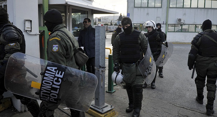 Protesting municipal workers clash with police in Athens 